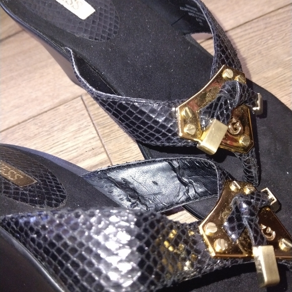 💥CLOSING Nov.1 SALE 💥 GUESS women's sandals with gold hardware - Picture 9 of 10